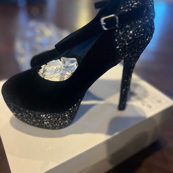 Heels - Picture 5 of 5